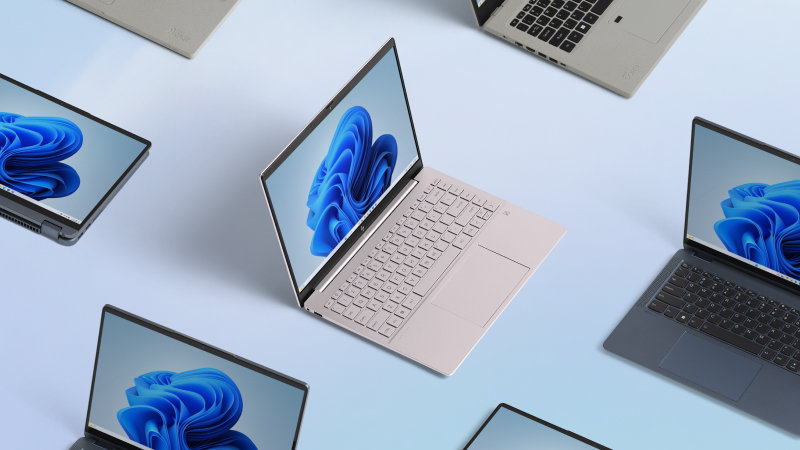 Flere enheder med den blå Microsoft-blomsterskærm på hver skærm på en lyseblå baggrund