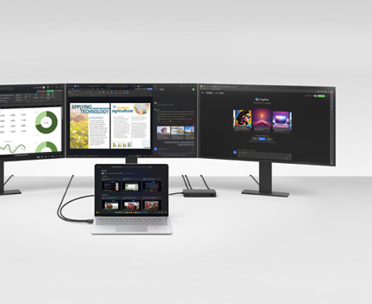 Τρεις οθόνες που είναι συνδεδεμένες στο Surface Laptop μέσω ενός σταθμού βάσης Surface ThunderboltTM 4