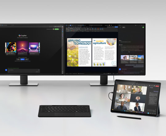 Δύο οθόνες συνδεδεμένες σε ένα Surface Pro σε λειτουργία tablet χωρίς το πληκτρολόγιο με την πένα Surface Slim Pen μπροστά από το Surface Pro